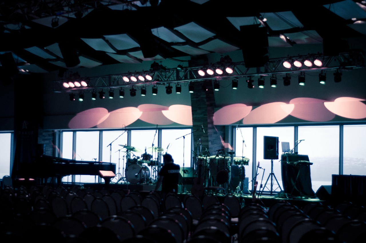 Escenario montado con piano y ventanales