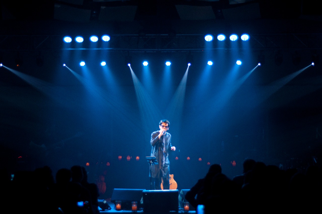 Cantante en vivo con iluminación azul